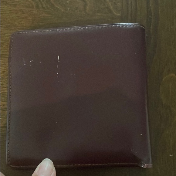 Authentic Cartier Elegant Burgundy Leather Wallet with Gold Accents - Picture 4 of 6